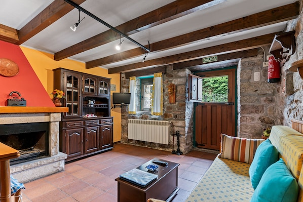 TV, fireplace - Apartment 'Lorences C' with Mountain View (Caunedo)