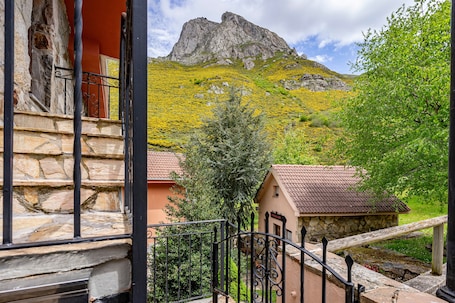 Property grounds. Apartment 'Lorences E' with Mountain View