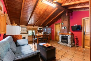 Televisión y chimenea