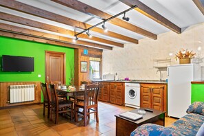 TV, fireplace - Apartment 'Lorences B' with Mountain View (Caunedo)