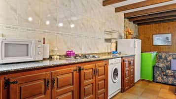 Frigorifero, microonde, piano cottura, macchina per tè/caffè