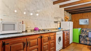 Refrigerador, microondas, parrilla de estufa y cafetera y tetera
