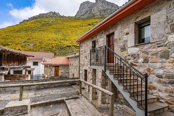 Exterior - Apartment 'Lorences B' with Mountain View (Caunedo)