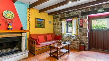 Televisión y chimenea