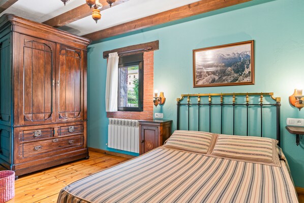 1 bedroom, bed sheets