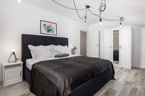 5 Schlafzimmer, Bügeleisen/Bügelbrett, kostenloses WLAN, Bettwäsche