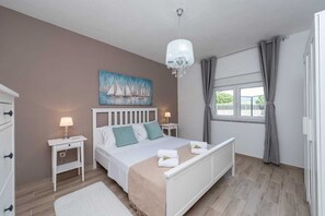 2 bedrooms, iron/ironing board, free WiFi, bed sheets