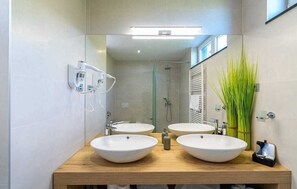 Ducha, secador de pelo y toallas