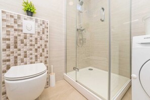Douche, sèche-cheveux, serviettes fournies
