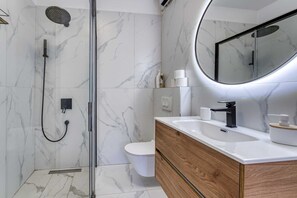 Shower, hair dryer, bidet, towels