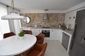 Fridge, oven, dishwasher, coffee/tea maker