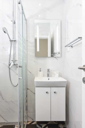 Dusche, Haartrockner, Handtücher