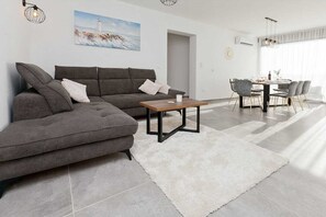 Télévision, table de tennis de table