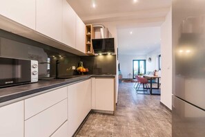 Réfrigérateur, micro-ondes, four, plaque de cuisson