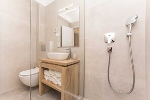 Dusch, hårtork och handdukar