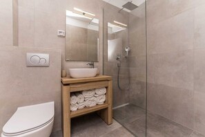 Dusj, hårføner og håndklær