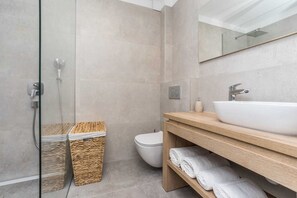 Een douche, een haardroger, handdoeken