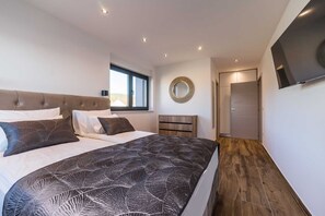 3 عدّة غرف نوم ومكواة/لوح كي وواي فاي مجانًا وملاءات أسرّة