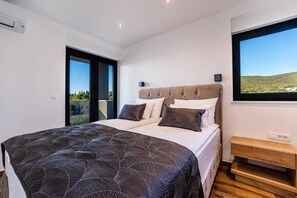 3 slaapkamers, een strijkplank/strijkijzer, gratis wifi, beddengoed