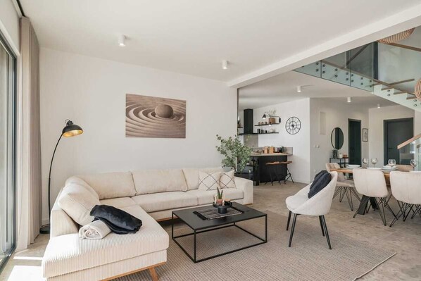 Smart TV, fireplace, table tennis