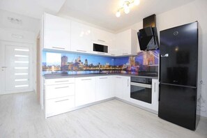 Een koelkast, een microgolfoven, een oven, een kookplaat