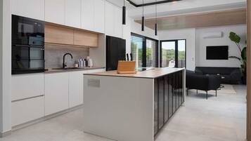 Een koelkast, een microgolfoven, een oven, een kookplaat