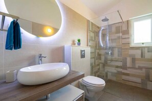 Een douche, een haardroger, handdoeken