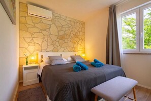 4 slaapkamers, een strijkplank/strijkijzer, gratis wifi, beddengoed