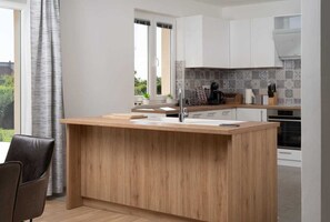 Four, plaque de cuisson, lave-vaisselle, cafetière/bouilloire