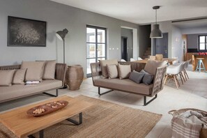 Smart-TV, Kamin, Bücher