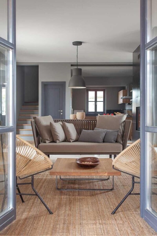 Smart-TV, Kamin, Bücher