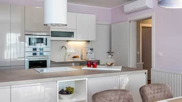 Kylskåp, mikrovågsugn, ugn och spishäll