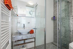 Shower, hair dryer, bidet, towels