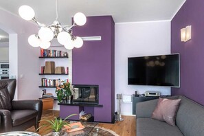 Televisión y chimenea 