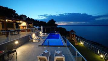 Lämmitetty uima-allas