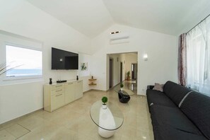 Smart-tv, pejs, bordtennisbord