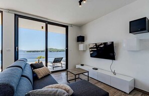 Una Smart TV, una mesa de tenis de mesa