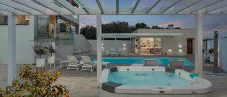 Lämmitetty uima-allas