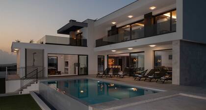 Villa Nino with padel court