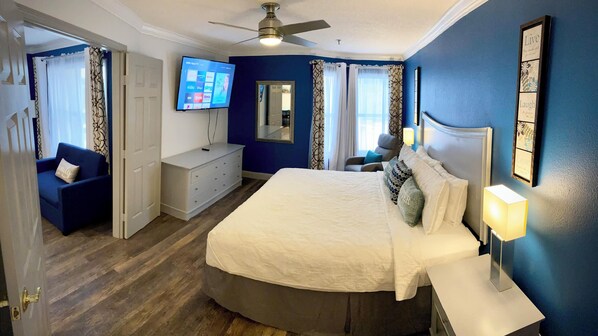 1 sovrum, skrivbord, strykjärn/strykbräda och resesäng