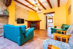 Televisión y chimenea 