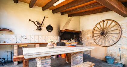 Country House 'Les Oliveres Mil·lenaries I' with Shared Pool, Wi-Fi and Air Conditioning