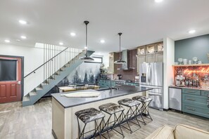 Kühlschrank, Mikrowelle, Herdplatte, Geschirrspüler