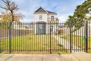 Exterior - 2 Mi to Dtwn & Shell Energy Stadium: Urban Escape (Houston)