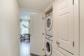 Interior - 2 Mi to Dtwn & Shell Energy Stadium: Urban Escape (Houston)