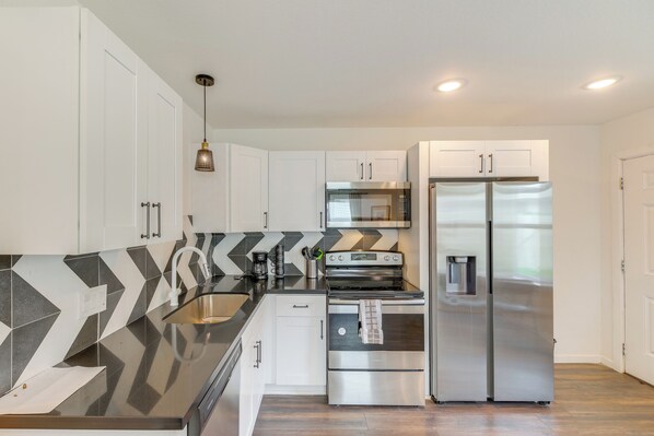 Fridge, microwave, stovetop, dishwasher - 2 Mi to Dtwn & Shell Energy Stadium: Urban Escape (Houston)