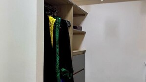 A closet with hanging clothes and a ceiling light fixture. - Espectacular Apartaestudio Harry Potter (Santa Rosa de Cabal)