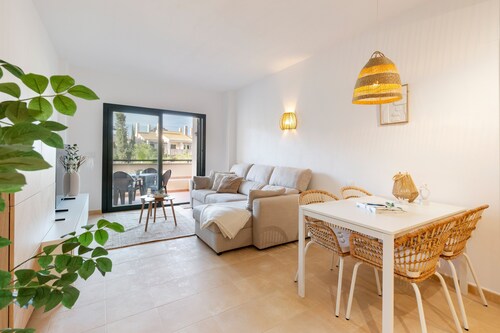 Appartement 'El Oasis Monaco 10 1B' avec piscine partagée, Wi-Fi et climatisation