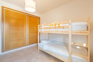 2 dormitorios, tabla de planchar con plancha, wifi gratis y ropa de cama
