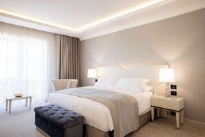 In-room safe, soundproofing, iron/ironing board - Tresor Le Palais Timisoara, Curio Collection By Hilton (Timisoara)